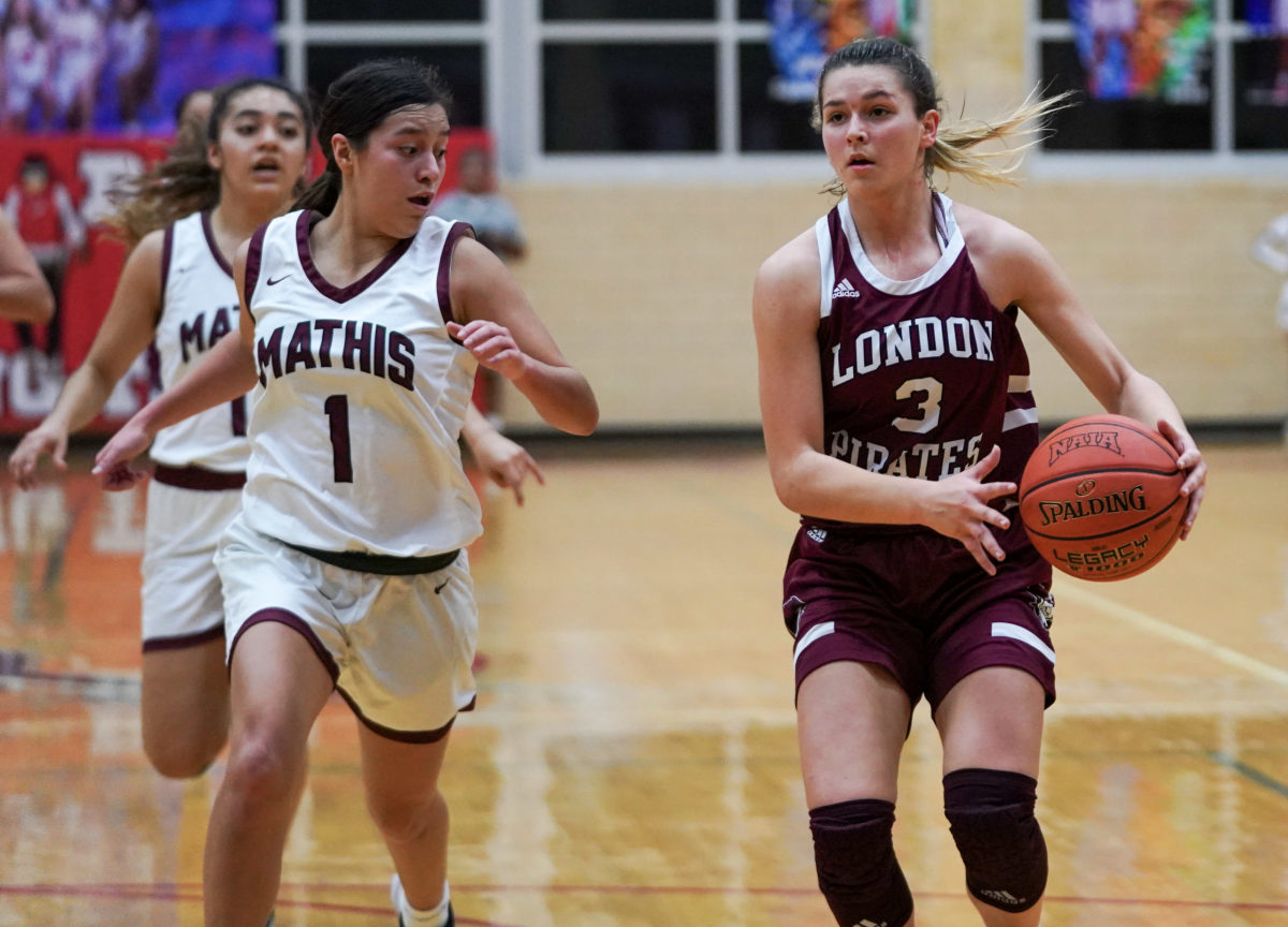 mathis-london-girls-basketball-playoffs00014